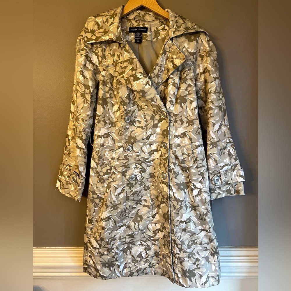 New York & Company Trench Coat in Beige Floral Camo Size 2 (no belt)